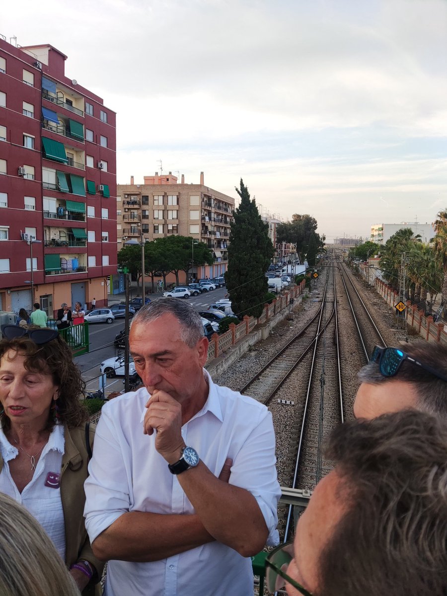 Soterremlesvies's tweet photo. Gracias al Sr. @joanbaldovi por venir a comprobar en primera persona la gravedad de la situación que vivimos ALFAFAR-SEDAVI-BENETUSSER. Gracias por su compromiso y a tod@s que lo hicieron posible 🙏👏@soterremlesvies @CompromisSedavi  @EFEnoticias @apuntnoticies @Adif_es https://t.co/S5K4eWouzz