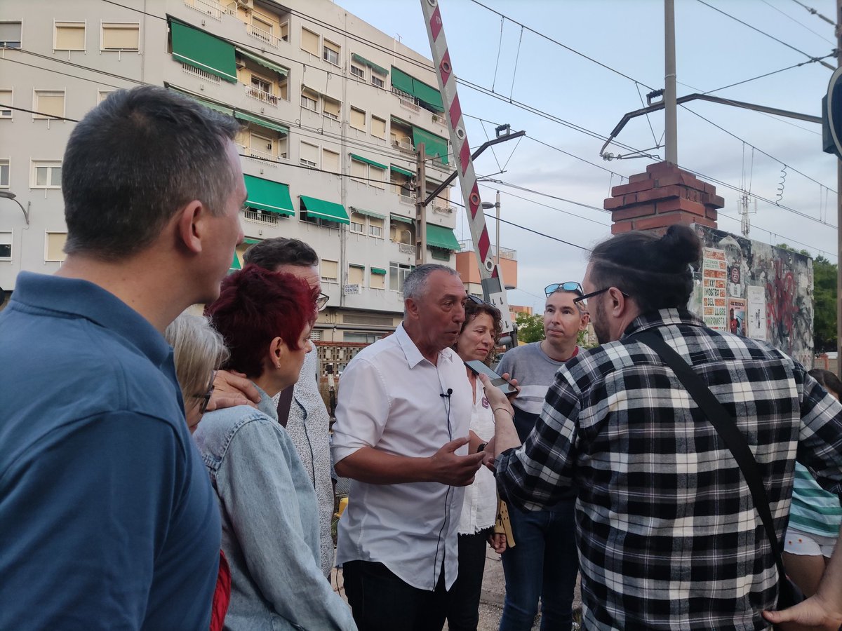Soterremlesvies's tweet photo. Gracias al Sr. @joanbaldovi por venir a comprobar en primera persona la gravedad de la situación que vivimos ALFAFAR-SEDAVI-BENETUSSER. Gracias por su compromiso y a tod@s que lo hicieron posible 🙏👏@soterremlesvies @CompromisSedavi  @EFEnoticias @apuntnoticies @Adif_es https://t.co/S5K4eWouzz