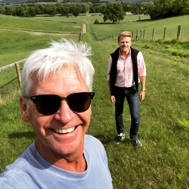 MsMillyFawcett's tweet photo. Meet 2 friends of #phillipschofield
#SimonSchofield worked with Phil when he was 12 yrs old.
When Simon was 31 yrs old he was cozying up to #MatthewMcGreevy who was barely 17.
A year later, Matt begins his runner career at #ThisMorning.
#ITV #HollyWilloughby #hollyandphil https://t.co/b1rhIqrSZx