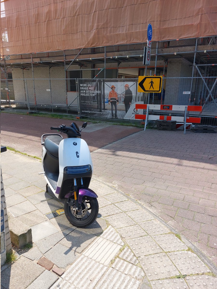 Scooter blokkeert de stoep terwijl het hier al onoverzichtelijk is door een omleiding. Kruispunt Heiligenbergerweg-Stadsring. Ook gemeld bij Check (hoewel dat niet helpt)  <a href="/Gem_Amersfoort/">Gemeente Amersfoort</a> #check