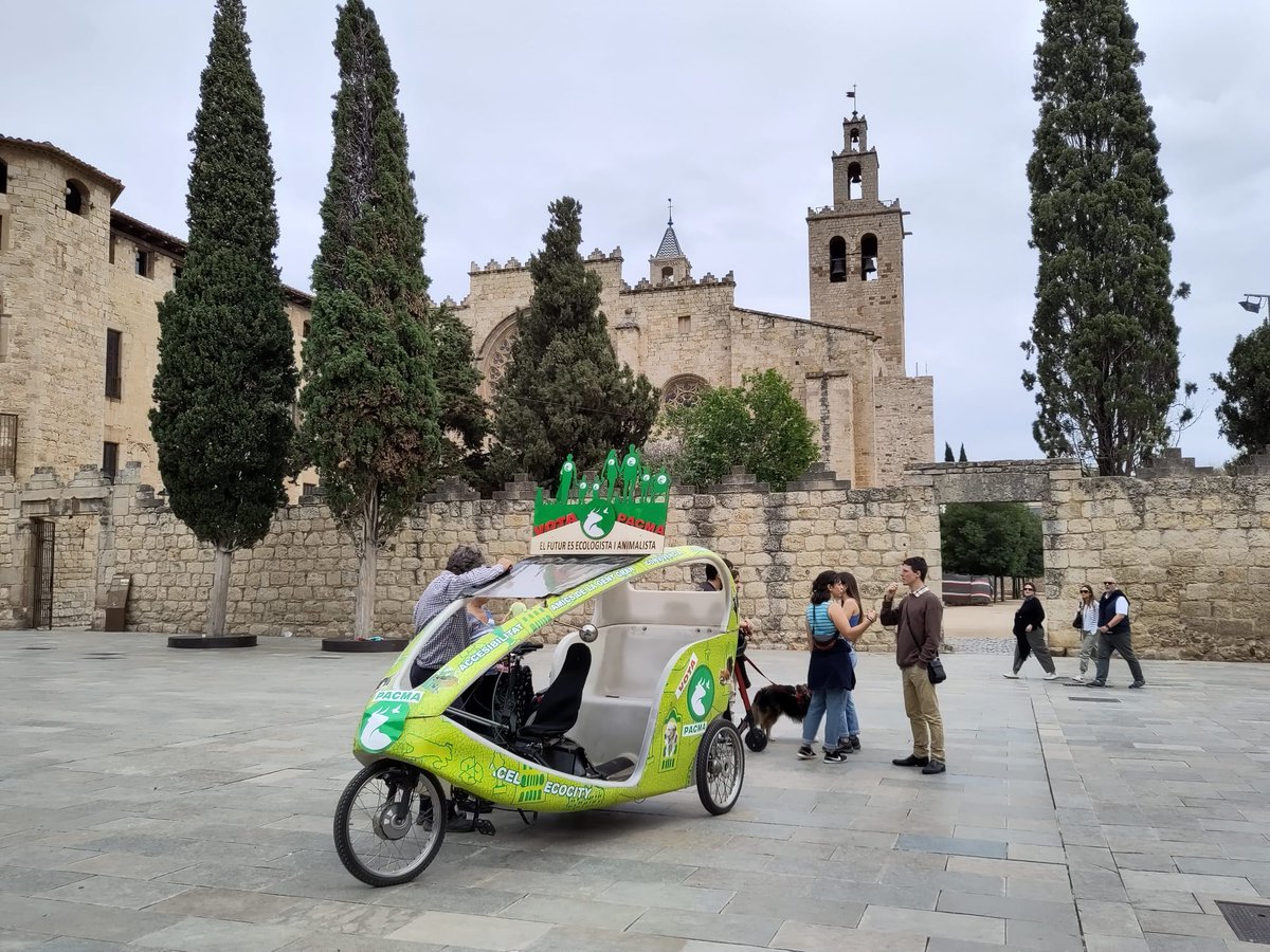 El tricicle de #valldoreix del #pacma visita el monestir de sant cugat, per explicar com retornar l'#empatia a la política en aquestes #municipal2023