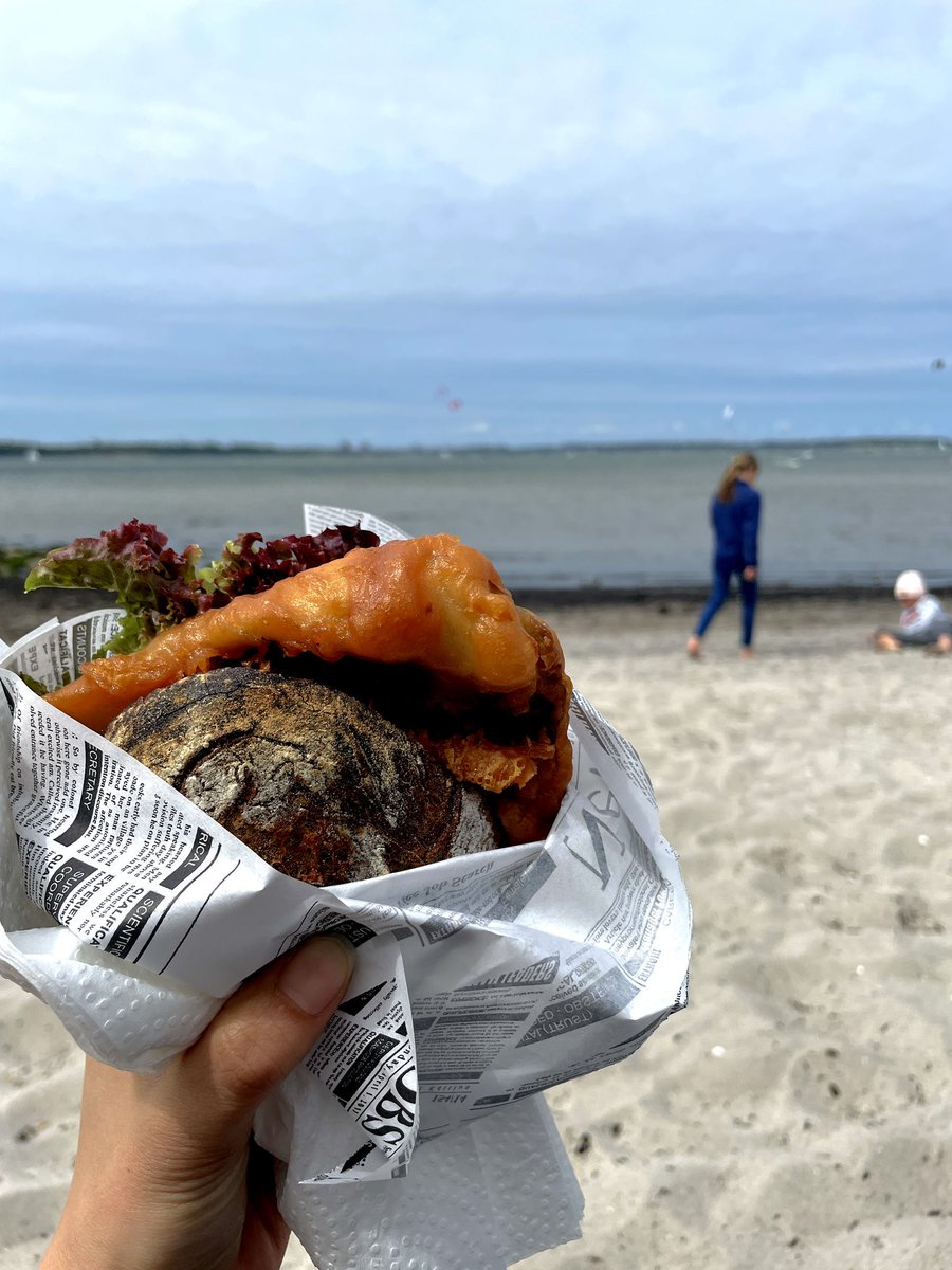nomokko0803's tweet photo. 魚より断然肉派だった私ですが、北ドイツに来てから🐟の美味しさに気付きました…毎日Fischbrötchen食べてる。 https://t.co/Xn8wJSARmu