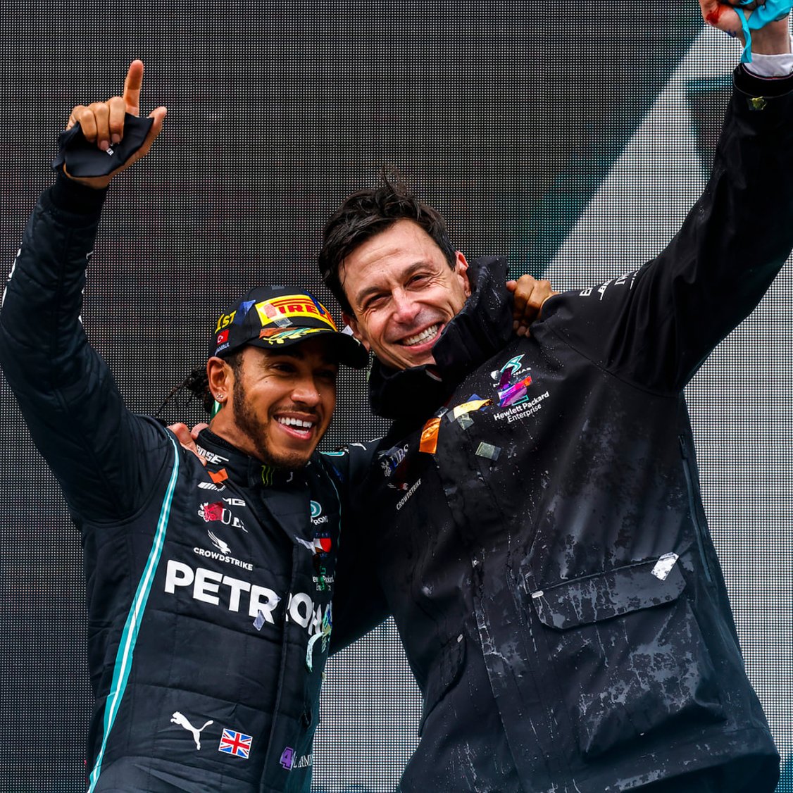 TearOffFR's tweet photo. 🔴 Toto Wolff révèle qu'il est difficile de parler de négociation de contrat et d'argent avec Lewis Hamilton, au vu de la relation qu'il entretient avec le pilote britannique 💰

💬 "C'est extrêmement inconfortable. Tous les trois ans, nous sommes dans cette situation. C'est comme négocier des conditions financières avec votre meilleur ami. Penni (l'agent d'Hamilton) nous aide dans cette situation et nous contrôle."

"Je veux le meilleur pour lui, mais dans la position dans laquelle je suis, je dois penser à ce qui est le mieux pour l'équipe. C'est peut-être la première fois en 10 ou 11 ans que nous sommes ensemble et que nos objectifs divergent."

( 🗞️ @ESPNF1 via @es_Motorsport / #F1 )