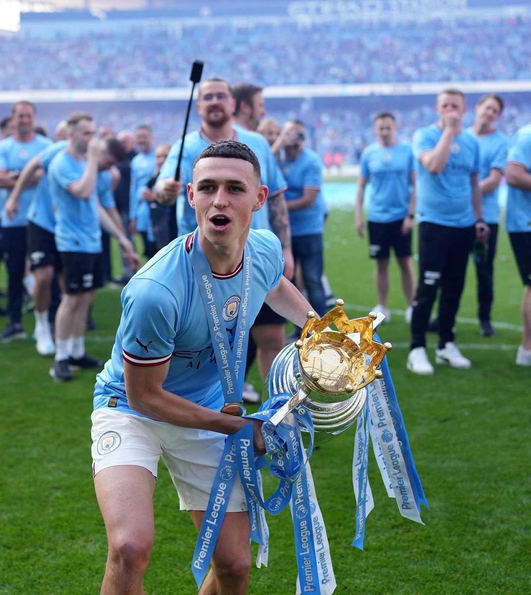 🤯 @PhilFoden has reached 100 #PL wins quicker than any player in the League’s history, via @Squawka:

👕 127 games
✅ 100 wins
⚽️ 34 goals
🤝 18 assists
🏆 5 titles

He is 22.