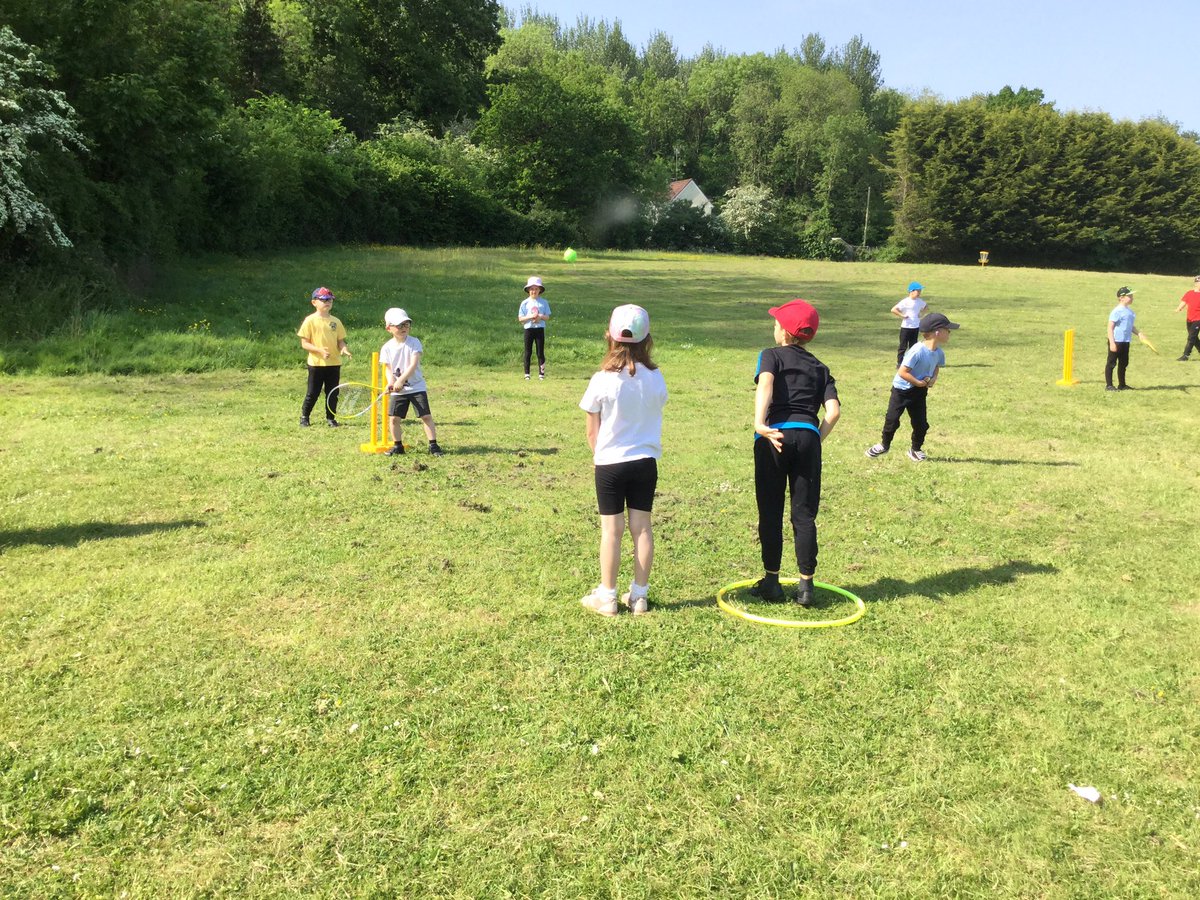 We’ve loved getting out in the sun for our Mindful Monday PE session! #learningnewskills @LlanmartinPrim #teamwork