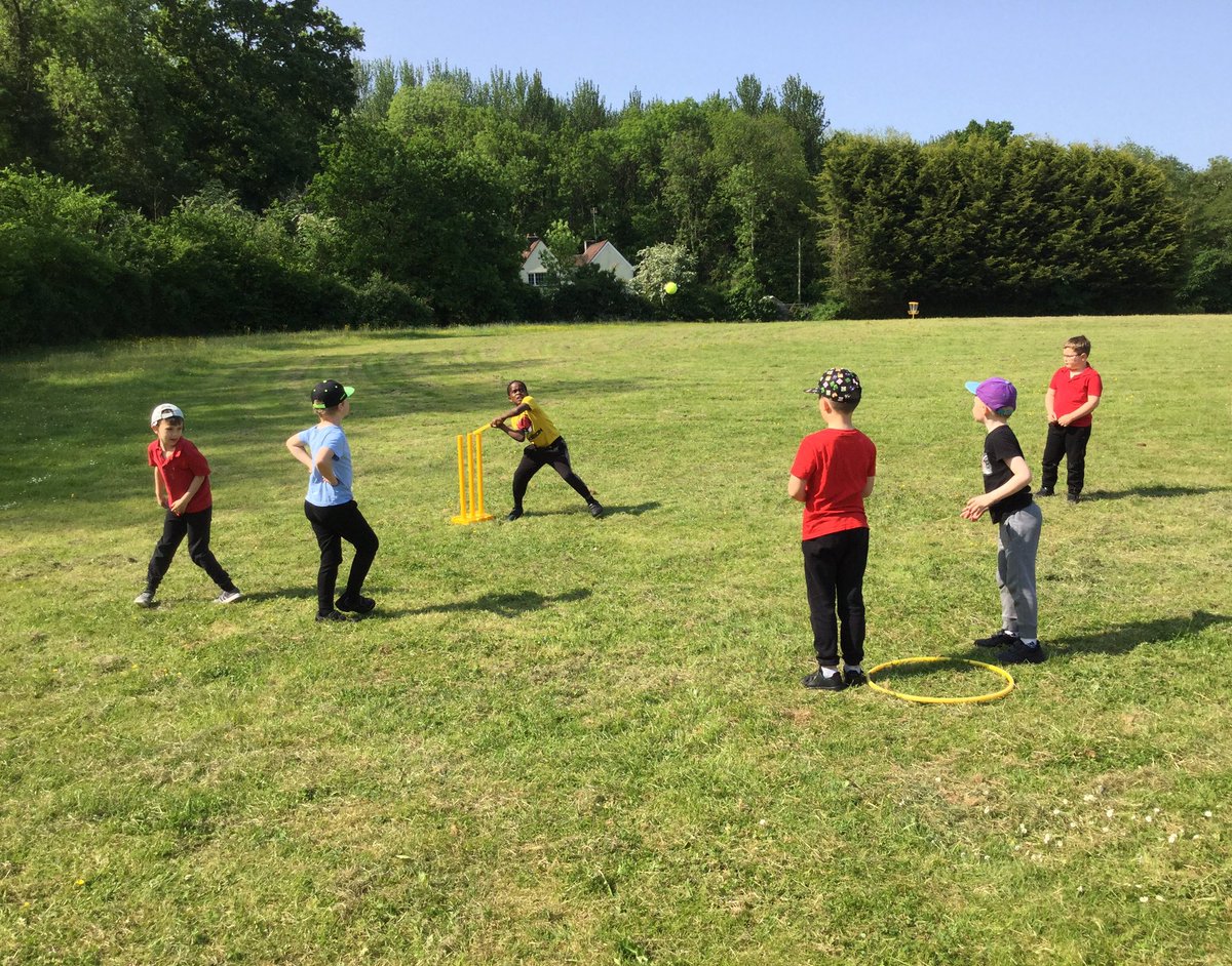 Cardiff2021's tweet photo. We’ve loved getting out in the sun for our Mindful Monday PE session! #learningnewskills @LlanmartinPrim #teamwork https://t.co/sNea2vR4WN