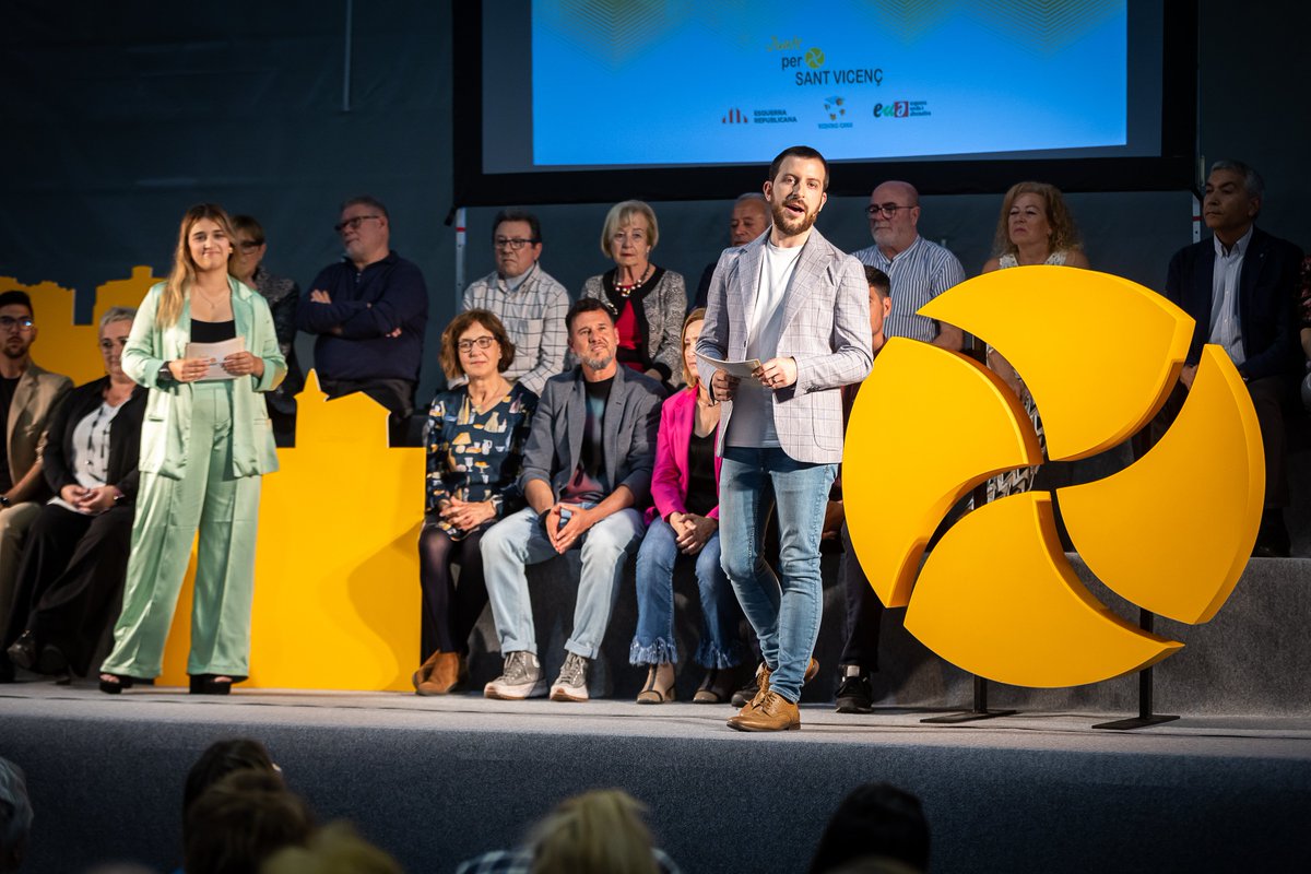 FemSVH's tweet photo. 👏👏👏 Moltes gràcies per venir a l'acte central de campanya de Junts x Sant Vicenç! El passat dissabte vam omplir el pavelló de Sant Josep de gent 👨‍👩‍👧‍👦 il·lusionada i amb ganes de reimpulsar #SantVicençdelsHorts! https://t.co/LNBNVX2EgZ