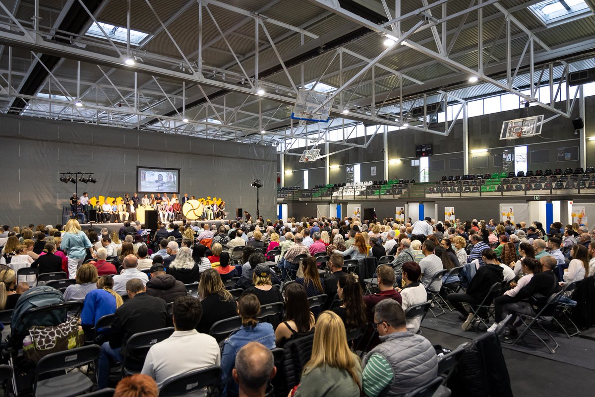 FemSVH's tweet photo. 👏👏👏 Moltes gràcies per venir a l'acte central de campanya de Junts x Sant Vicenç! El passat dissabte vam omplir el pavelló de Sant Josep de gent 👨‍👩‍👧‍👦 il·lusionada i amb ganes de reimpulsar #SantVicençdelsHorts! https://t.co/LNBNVX2EgZ