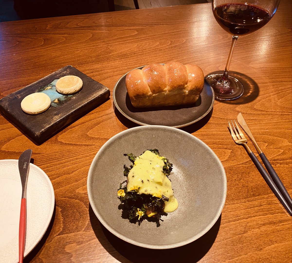 Delicious bread inspired by the Parker House roll to begin dinner at Henrock <a href="/LinthwaiteHouse/">Linthwaite House</a>
#LakeDistrict #Cumbria 
guide.michelin.com/gb/en/cumbria/…