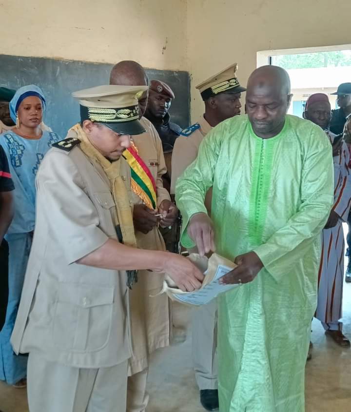 AyouAndrew's tweet photo. #MALI #DEF2023:
Démarrage des épreuves écrites de Diplômes d'Études Fondamentales #DEF dans la région de Bandiagara.
En présence du gouverneur de la région de Bandiagara Mohamed El-Béchir, le directeur du Centre d'Animation Pédagogique CAP et d'autres autorités administratives https://t.co/egJu9gc3lK