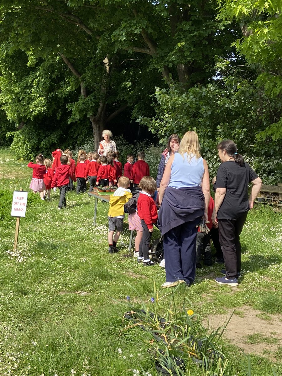 So many children crowding round our Project Gardener Felicity. Learning about composting, sowing and growing #gardenplansforschools #hampshiregardenstrust #schoolgardening