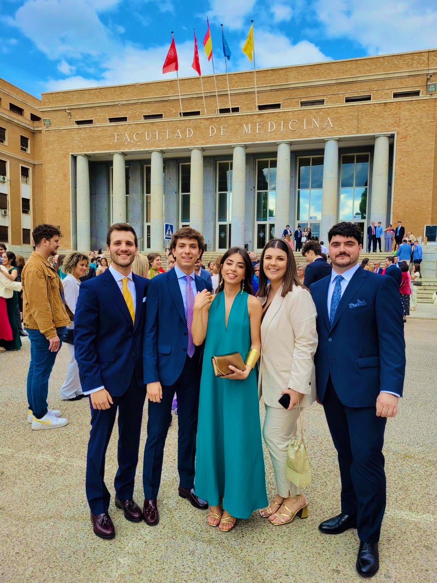 albate01's tweet photo. Abuelo, lo hemos conseguido. Ayer celebré mi éxito, y el de todos los que me habéis acompañado estos años. Enormemente orgullosa de mis, a partir de ahora, médicos favoritos, de mi padrino en la medicina y en la vida y de mi persona favorita en el mundo. https://t.co/uOvRjs7m17