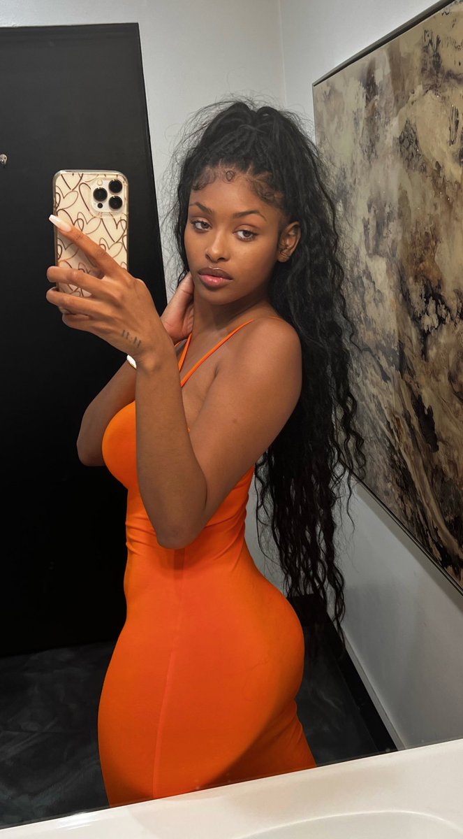 stuckkuppk's tweet photo. he got a type though. https://t.co/dabegRXiGS