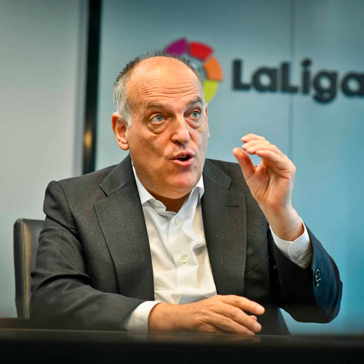 Luis Rubiales, président de la Fédération Espagnole, recadre publiquement Javier Tebas en conférence de presse : 'Je vous demande d’ignorer le comportement irresponsable du président de la Liga qui va sur les réseaux sociaux pour se lancer dans un débat avec un joueur qui a reçu,…