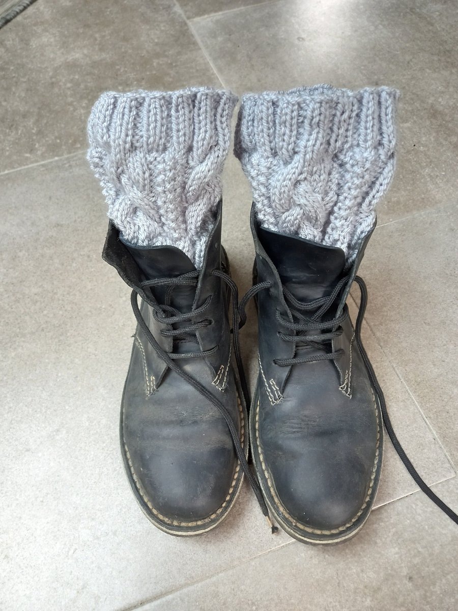 Just listed: Gorgeous Cabled Boot Cuffs Hand Knitted in Pale Silver Grey Acrylic Yarn etsy.me/3MPH069 #grey #geometric #no #midcalf #yes #machinewashable #greyboottopper #handknitbootcuffs #hyggegiftidea #ramblersgb #walkinguk
etsy.com/uk/shop/Rustyc…