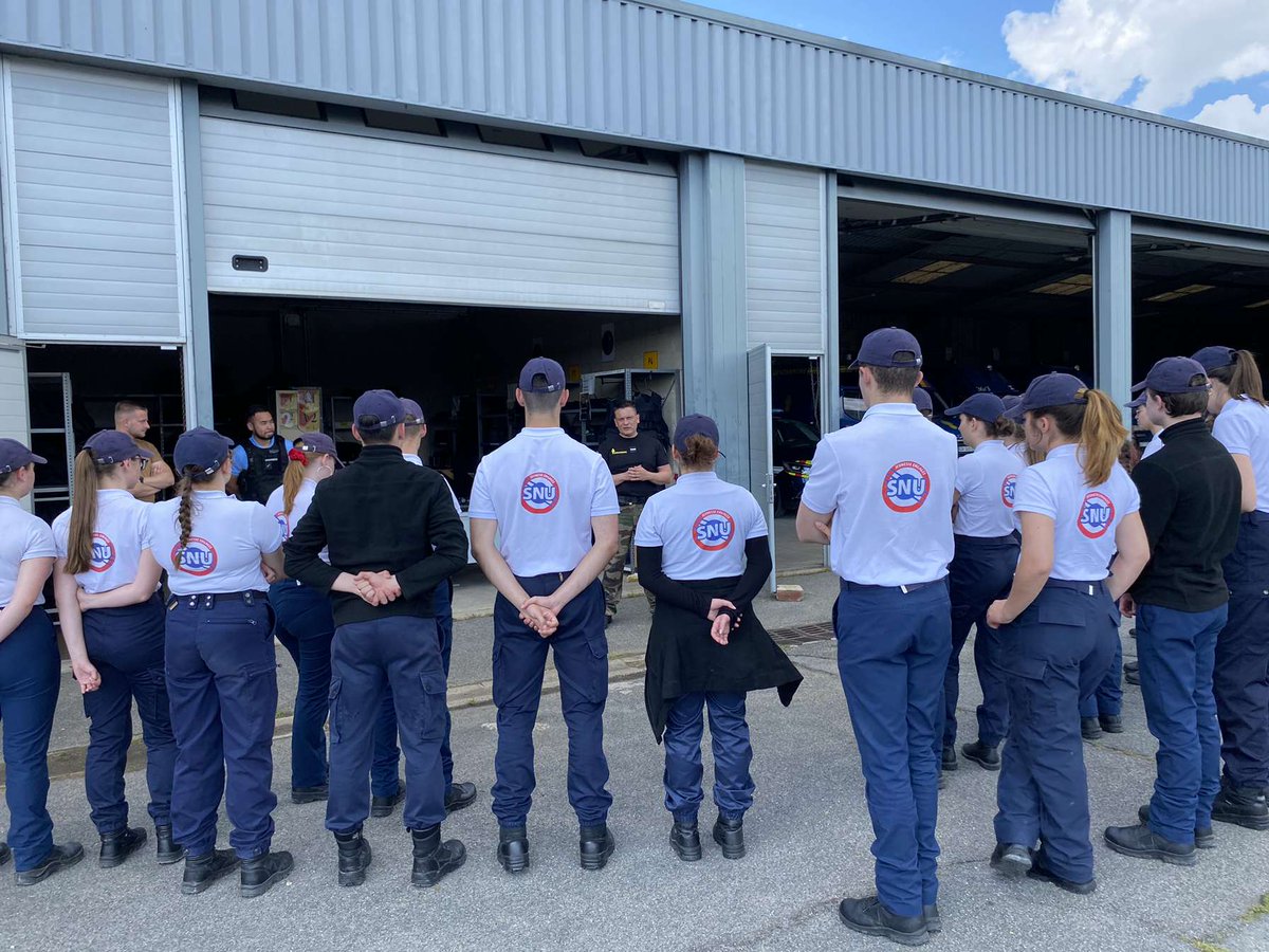 Cadets37's tweet photo. #CadetsGN | Visite du jour pour la sixième journée mensuelle des cadets de la @Gendarmerie_037 : l'Escadron de Gendarmerie Mobile 36/3 🛡

La découverte de cette subdivision d'arme @Gendarmerie a été animée par la présentation des moyens matériels, dont les nouveaux #VCT 🚔 ! https://t.co/s5eWrPGF0E