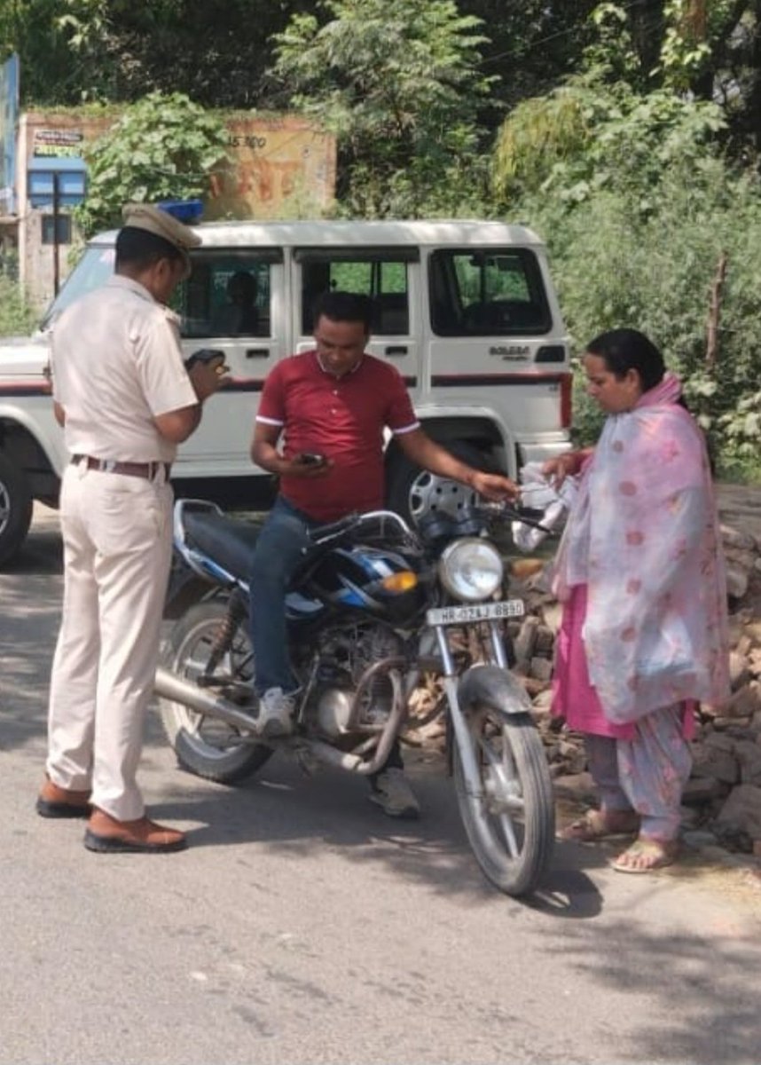PoliceYnr's tweet photo. जिला पुलिस द्वारा किसी भी आपात स्थिति से निपटने,अपराध को अंजाम देकर भागने वाले अपराधी को पकड़ने व अपराधो की रोकथाम हेतु, तुरंत कार्रवाई के लिए सीलिंग प्लान के तहत जिले मे 40 नाको व 7 चेकिंग पार्टियो ने 1693 वाहनो को चेक कर 193 के किए चालान
@police_haryana 
@AdgpAmbalaRange https://t.co/uEirXy0ZVV