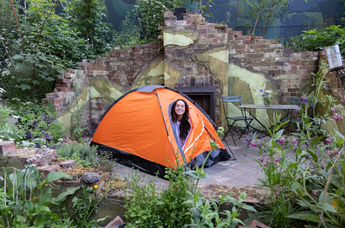 Last night, our ambassador @VickyPattison became the first person ever to Sleep Out at the #ChelseaFlowerShow to raise awareness about the 129,000 young people who faced homelessness in the UK last year. Explore our #CentrepointGarden and get involved at bit.ly/3Im2CnZ