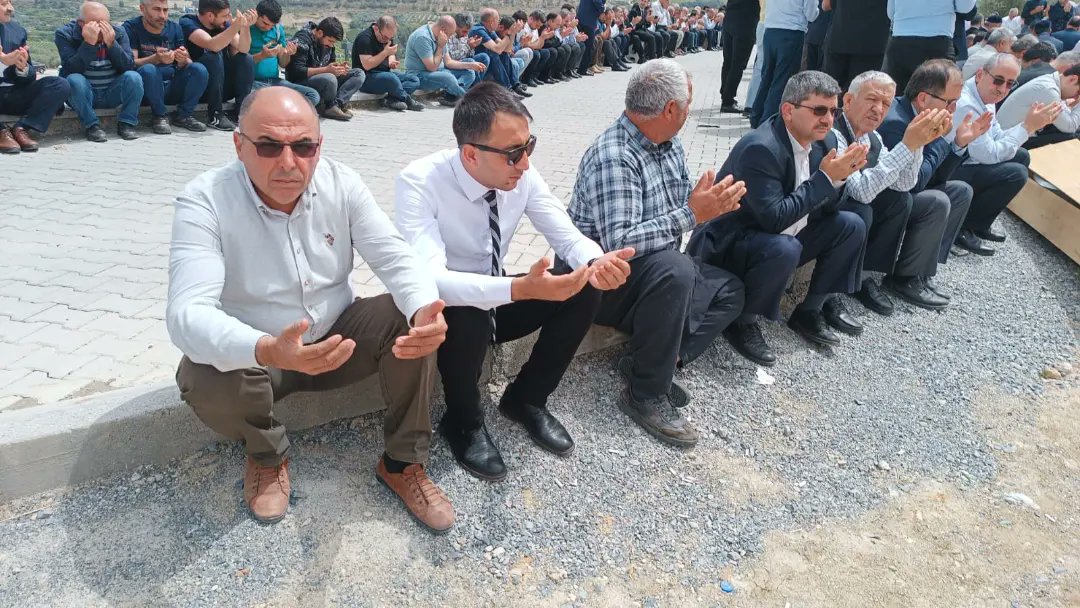 mhpcamliyayla's tweet photo. İlçe Başkanımız Sn.Ali Rıza Genç,yönetim kurulu üyemiz Sn.Hasan Pekmez #SEBİL Mahallemizden vefat eden Sn.Hacı Fatma Oksal'ın #cenaze
merasimine katılım sağlayıp aileye başsağlığı dileklerini ilettiler.#Merhumeye Allah'tan rahmet
kederli ailesine başsağlığı diliyoruz. https://t.co/273RQHHR0K