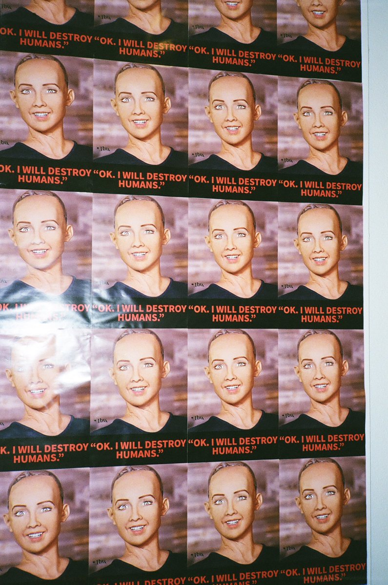 최근 칭구가 참여해서 놀러갔다가 흥미롭게 보고 온 전시...! 데이터 라벨링 노동문제와 편향적인 정상성에 대해 문제 제기를 한다. 결국 날것의 데이터란 없음을 전단지와 같은 종이 매체로 풀어냄. 웹사이트 역시 인간임을 인증해야 들어갈 수 있다,, 재밌숴
1a6316u573r5un173d.net