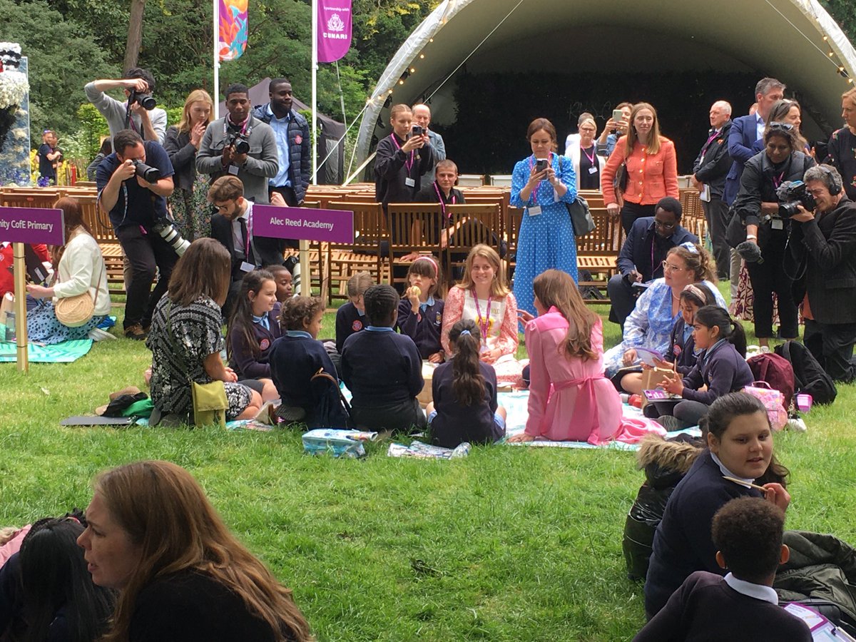 RoyaNikkhah's tweet photo. The Princess of Wales is at ⁦@The_RHS⁩ #ChelseaFlowerShow having a picnic with schoolchildren as part of the ⁦@The_RHS⁩ Campaign for School Gardening  to encourage children to get outdoors, something Kate has been a long-term campaigner of https://t.co/g9NXUqLTmN
