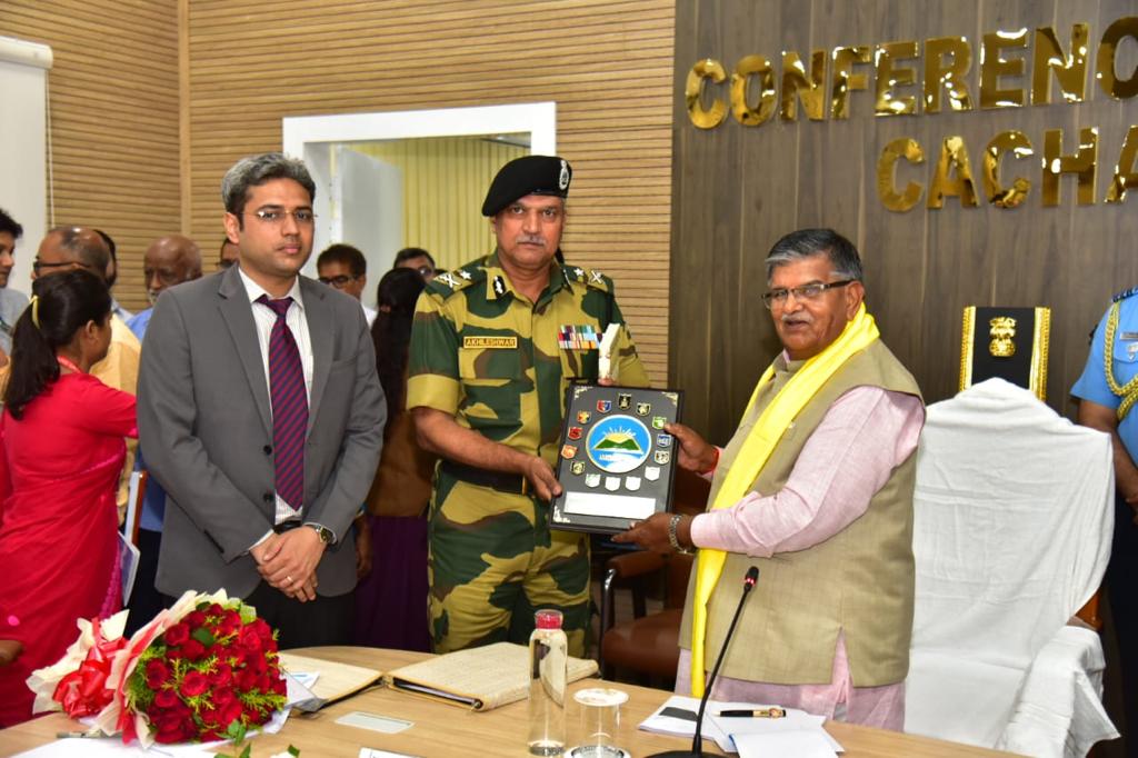 BSF_MizoramCach's tweet photo. The Hon’ble Governor Assam, Sh Gulab Chand Kataria held a meeting with senior most officers of Security Forces and other agencies in Silchar on 22 May' 23 during his 3-day visit to Barak Valley. Sh Akhileshwar Singh IG M&amp;C FTR presented him a memento and a book on BSF. https://t.co/cJoi8JiNMx
