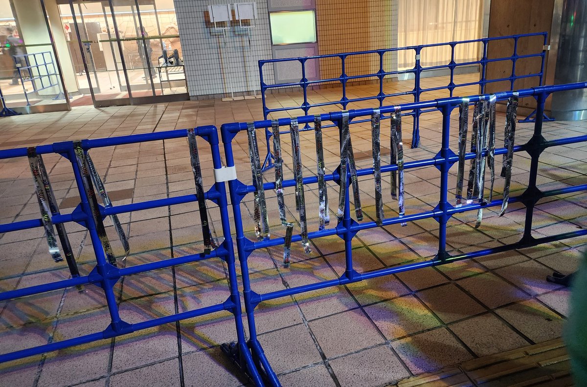 myaco_j's tweet photo. 銀テだけ取れなくて残念～……って思ってたんだけどガイシ外で銀テ置いていってくれてるジャス民さんが居て……優しすぎて震えちゃった　本当に居るんだ……あんな優しい方たちが…… https://t.co/P2xnWDpE86
