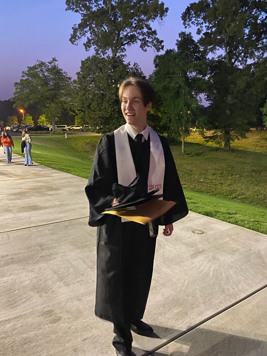 IPittyTheFool77's tweet image. Center Hill High School Class of 2023. Proud mom right here❤️❤️❤️❤️