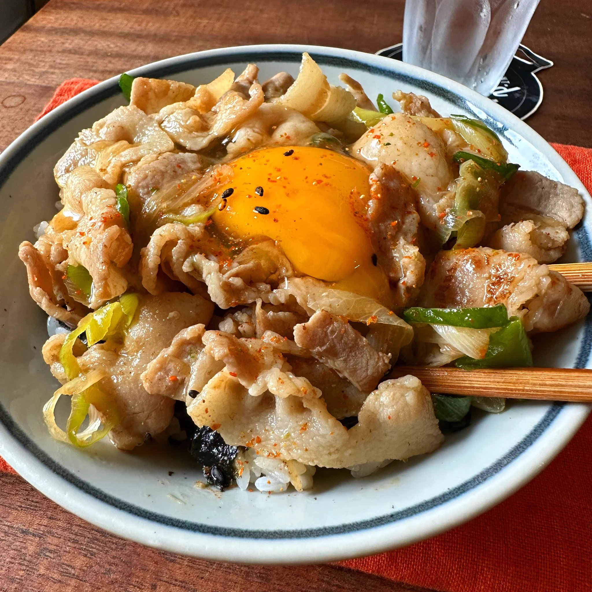 「伝説のすた丼」を再現！簡単スタミナ丼レシピ！