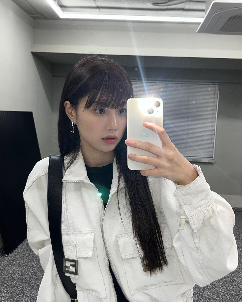hyemwonn's tweet image. .˚ 𖧷 ·  feeling angelic in all-white..🤍 channeling my inner confidence with this mirror selfie. i adore so much my own current look and am ready to rock it—!💥