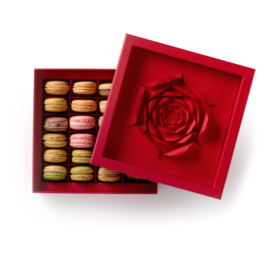 PierreHerme_FR's tweet photo. La rose Ispahan du coffret Syrine est réalisée en origami de papier Italien. Ce motif délicat est obtenu par une superposition de 7 couches de papier, et chaque pétale est mis en forme à chaud et façonné à la main. https://t.co/flKwDl6mdW
