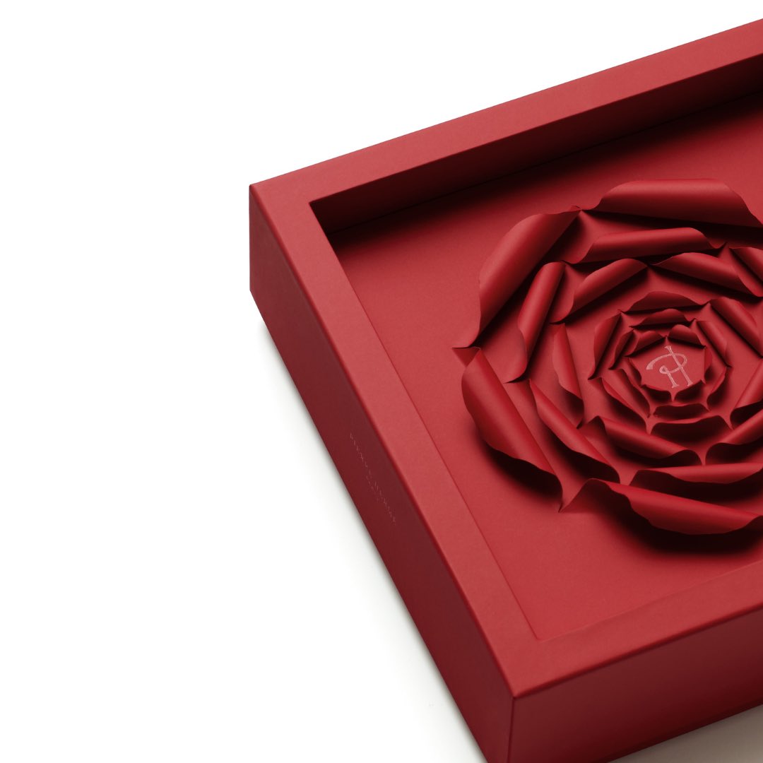 PierreHerme_FR's tweet photo. La rose Ispahan du coffret Syrine est réalisée en origami de papier Italien. Ce motif délicat est obtenu par une superposition de 7 couches de papier, et chaque pétale est mis en forme à chaud et façonné à la main. https://t.co/flKwDl6mdW