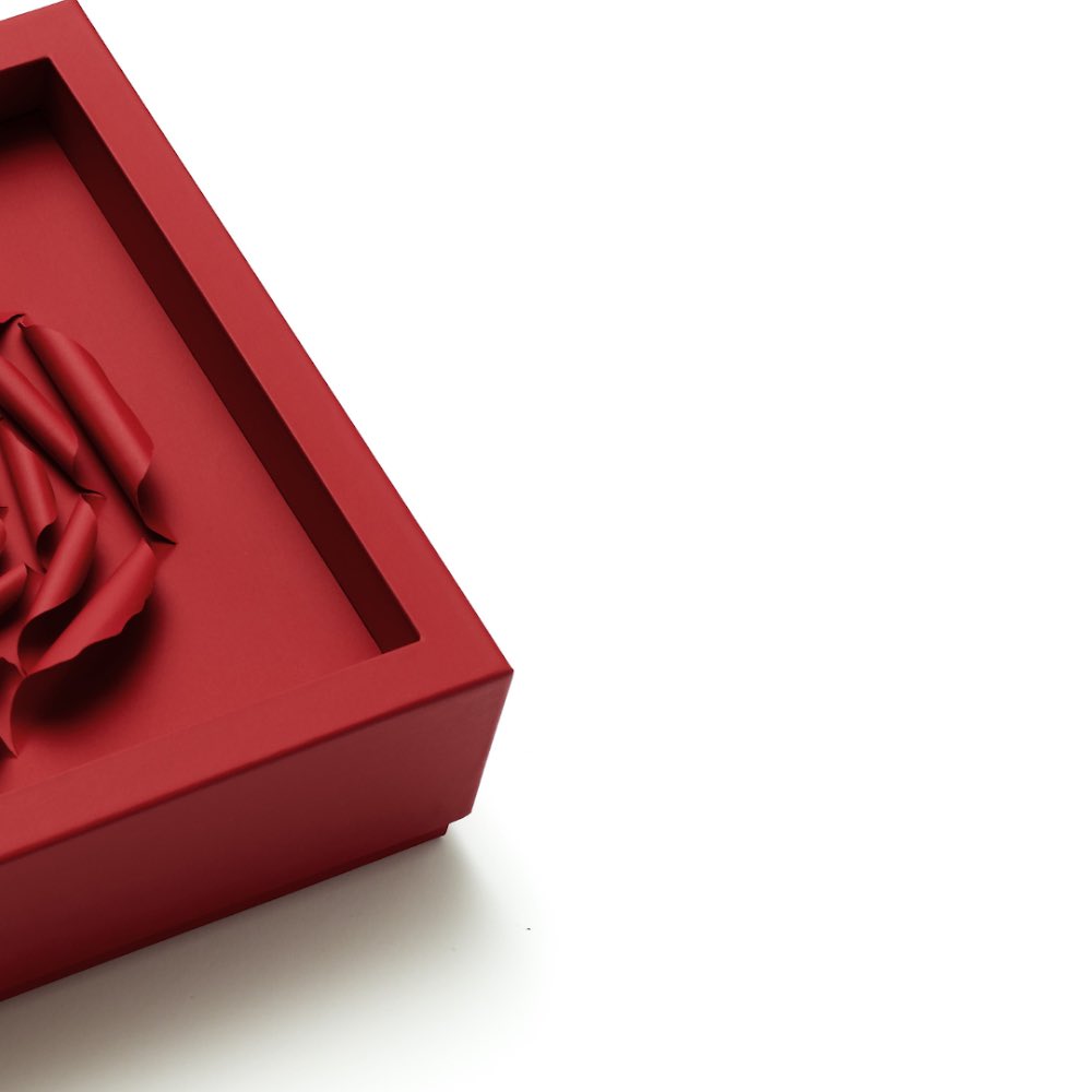 PierreHerme_FR's tweet photo. La rose Ispahan du coffret Syrine est réalisée en origami de papier Italien. Ce motif délicat est obtenu par une superposition de 7 couches de papier, et chaque pétale est mis en forme à chaud et façonné à la main. https://t.co/flKwDl6mdW
