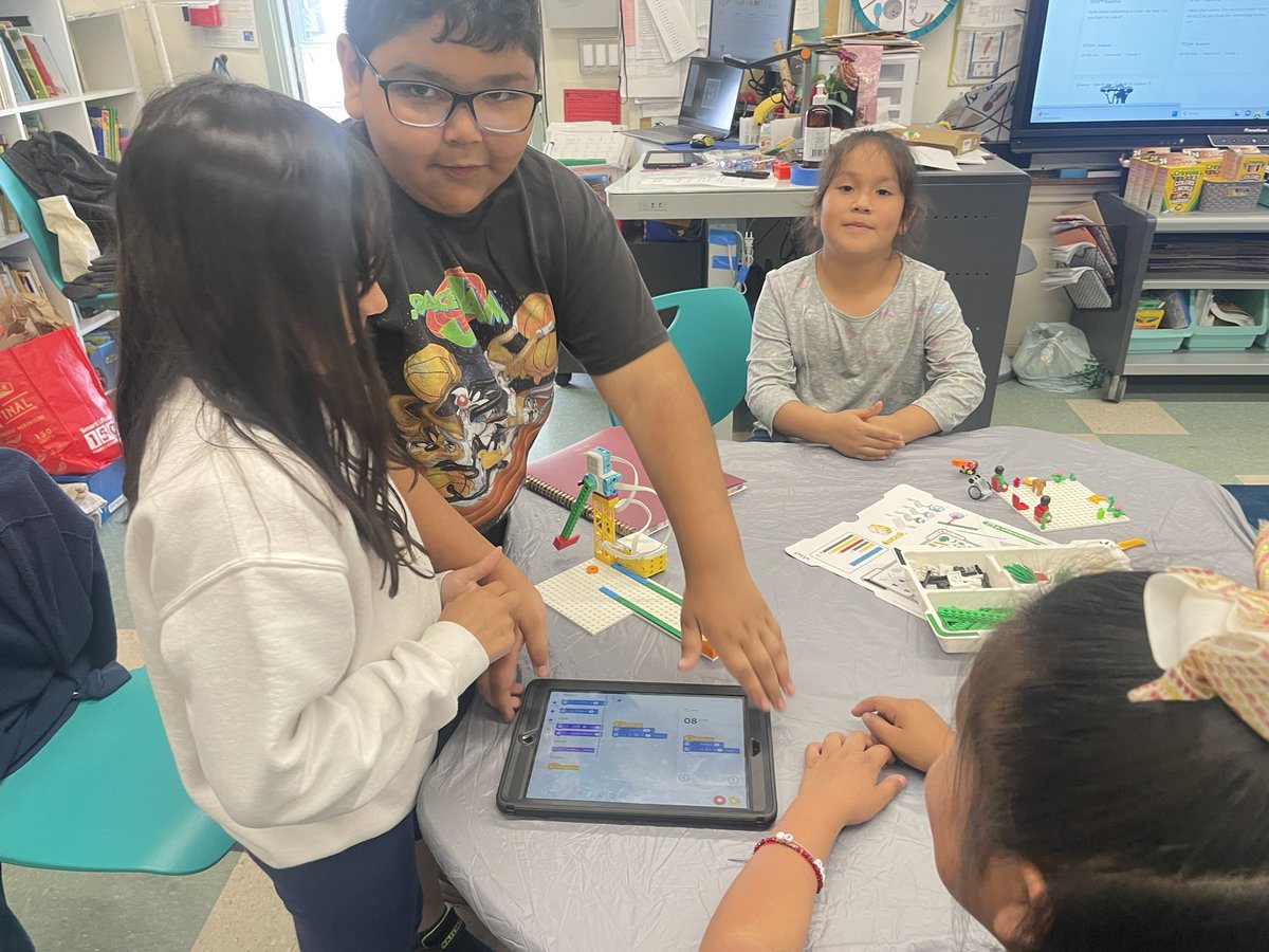 principalcwc's tweet image. Coldwater first and third graders learning about light using LEGOs.  What could be more fun! @ITI_LAUSD @LASchoolsNorth @MsDamonte