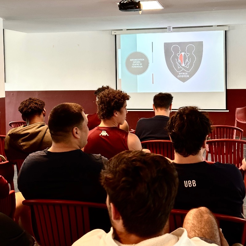 Mercredi 17 mai, à l’occasion de la journée mondiale contre l’homophobie, nos Espoirs ont participé à une réunion de sensibilisation avec l’association @OvaleCitoyen. 

Merci pour cet important moment de partage ! 🤝

#iloveubb