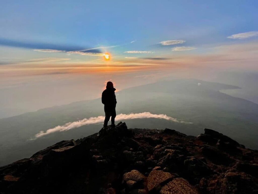 AzoresWhatElse's tweet image. 💢Gostaste do conteúdo??💢 Se sim, deixa um comentário e um like, partilha nas tuas stories e segue a conta do @azoreswhatelse 

Photo by @experience2351 ⛰️A vida é melhor quando estamos cercados por amigos nas montanhas⛰️

@jaimerlopes 

#holiday #mountains #photo #sun #momen…