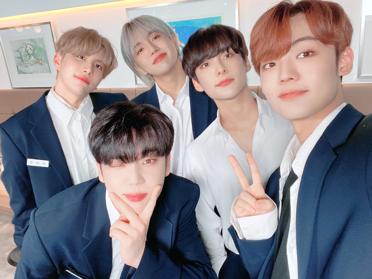 official_ACE7's tweet photo. [#ACE_PHOTO]📸
 
230523 6th Anniversary
HAPPY BIRTHDAY

사랑해 초이스❤️ 
에이스와 오래 함께 하자

#에이스_6주년_초이들_덕분이야❤️
#에이스_데뷔6주년_축하해
#에이스 #초이스 #ACE #CHOICE https://t.co/oZobxEjPTG