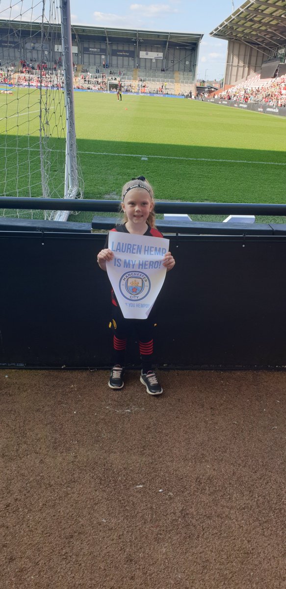 Little Luna was so happy that Chloe Kelly took her poster to give to <a href="/lauren__hemp/">Lauren Hemp</a> , will always be her hero and Luna will always look up to her 💙⚽️ 
<a href="/ManCity/">Manchester City</a> <a href="/ManCityWomen/">Manchester City Women</a> <a href="/mancity/">Manchester City</a>