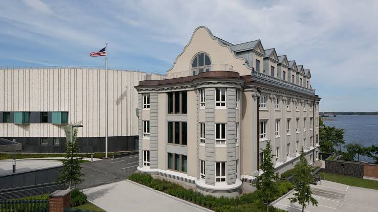 AmaniImmig's tweet image. 🌍✈️ Ready to conquer the land of opportunity? Look no further! Amani Immigration has your back. Get ready to ace your US visa interview with our expert tips. Let's make your American dreams a reality! 💼🇺🇸 #AmaniImmigration #USVisa  #VisaInterviewTips