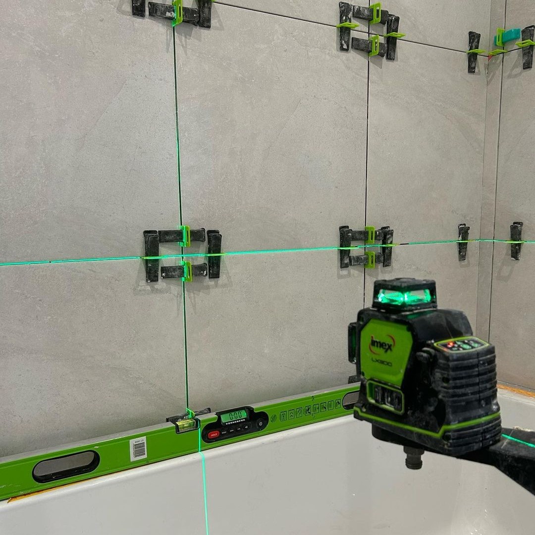 The Imex LX3DG and EL120 are helping to get everything spot on with @jko_property

#imex #laserlevel #laserlevels #digitallevel #greenlaser #levelling #tradelaser #laser #laserlevel #linelaser #3dlaser #greenbeam