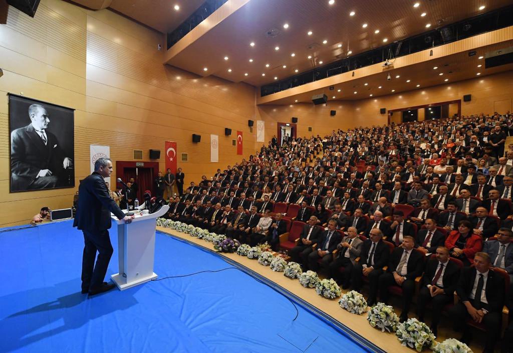 nznsener's tweet photo. Türkiye'nin son yirmi yılda eğitim reformlarının kalite ve erişilebilirlik yönünden kapsamlı şekilde değerlendirildiği OECD Türkiye Raporu, Bakanımız
@prof_mahmutozer'in başkanlığında düzenlenen toplantıda ele alındı. https://t.co/8Oy0n8QzI7