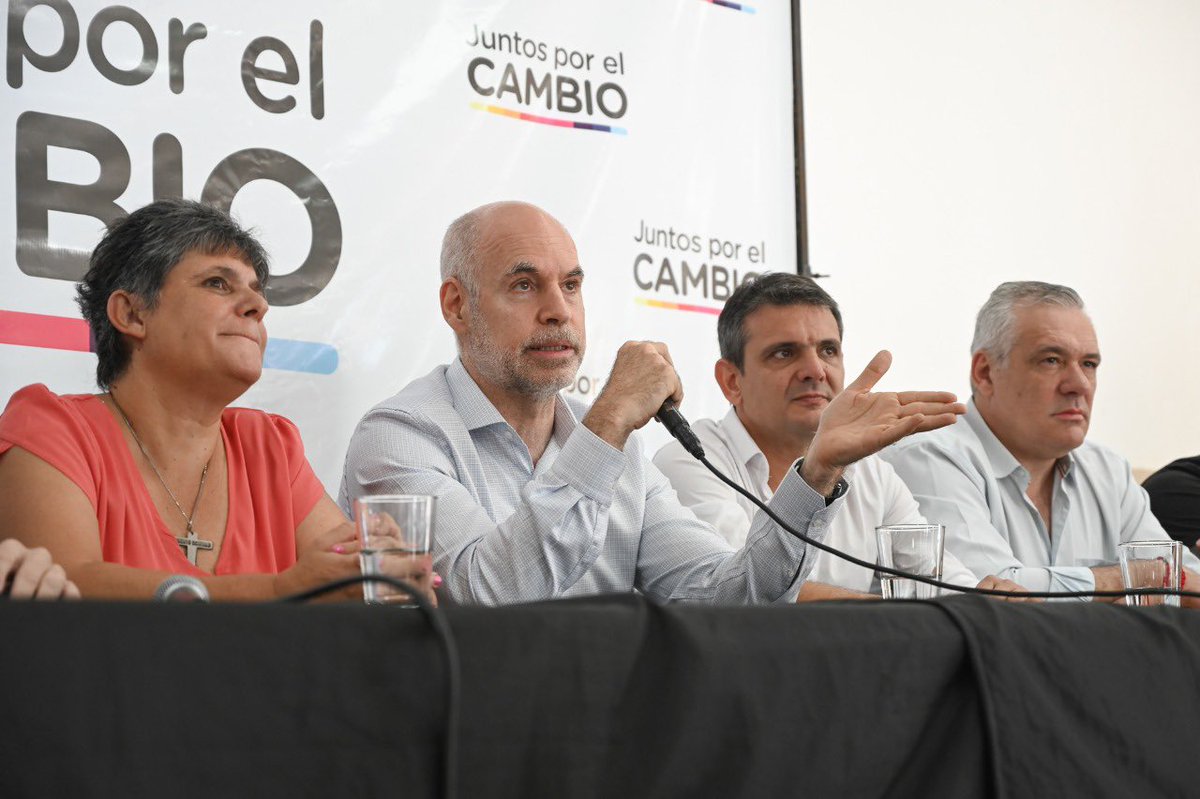 horaciorlarreta's tweet photo. Mientras algunos se perpetúan en el poder por décadas hay un equipo de formoseños que está trabajando para terminar con el estancamiento y transformar la provincia. Felicitaciones @FCarbajal2021 @gabrielaneme @EQuiqueRamirez y a todo JxC Formosa. Vamos juntos a pelearla cueste lo que cueste para cambiar la provincia y mejorar la vida de la gente. Tienen todo mi apoyo!