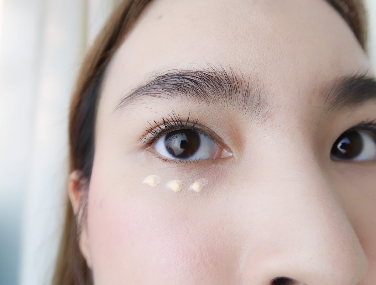 jellllnrr's tweet photo. 🍌Banana conceal eye cream เป็นอายครีม ทาใต้ตาช่วยปรับสีผิวใต้ตาให้สว่างขึ้น แถมแก้ปัญหาริ้วรอยใต้ตาได้ด้วย ใช้ทั้งผู้ชายและผู้หญิง เราชอบที่เนื้อครีมบางเบา ทาแล้วไม่เป็นคราบ ไม่ตกร่อง ได้ลุคธรรมชาติสุดๆ 
มีขายที่Oliveyoung เกาหลี แต่นี่ซื้อที่ @MissykimTH รวมของดีจาก🇰🇷ไว้เยอะมาก https://t.co/pUrcAvjhAi