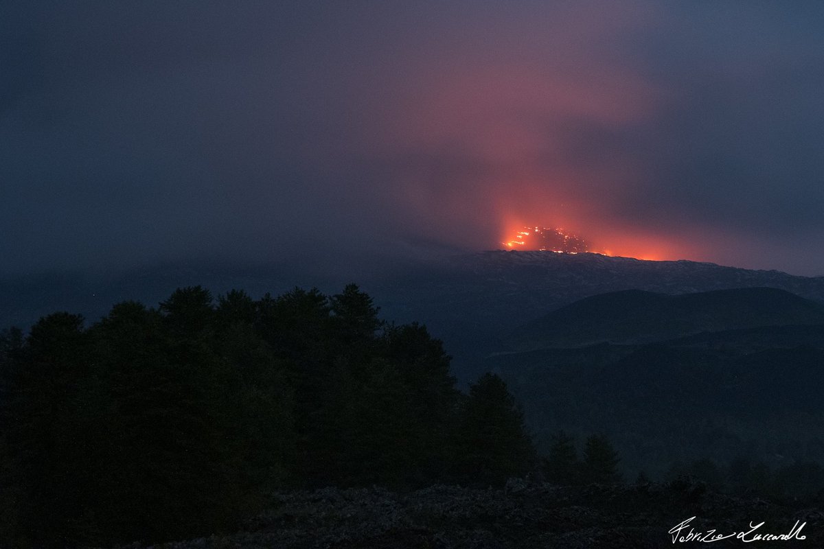 #Etna - 21 Maggio 2023 | L’eruzuone stanotte a cielo aperto con la colata, ormai poco avanzante, che illumina il plume vulcanico! 🌋#sicily #volcanoes #sicilia #eruzione

©️Photos Credit: Fabrizio Zuccarello - Escursioni guidate sull’Etna