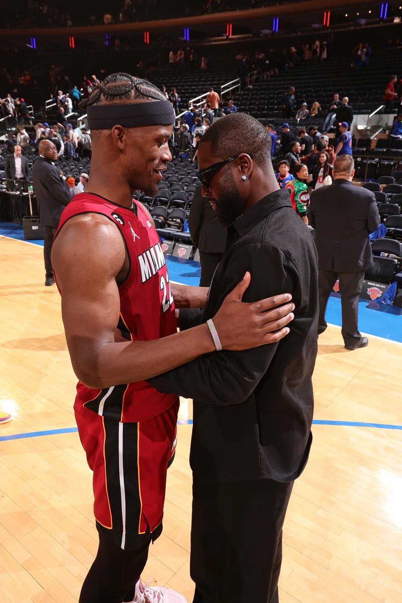 BleacherReport's tweet image. Passed the torch 🔥 

(via @BenGChase)