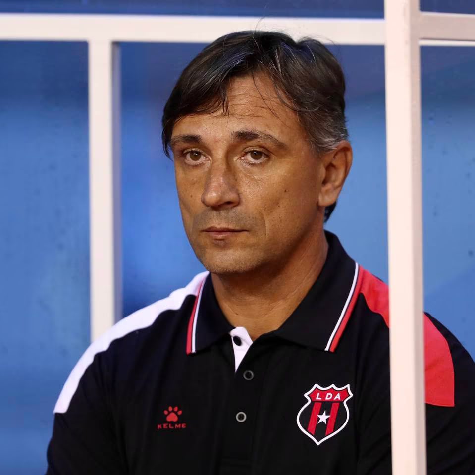 KevinJimenezCR's tweet image. Martín Arriola afirma en 120 minutos que el supuesto impacto que recibió en en la salida a los camerinos fue dentro de la cancha, no desde las gradas. 😳

“La persona está identificada y tenía la camiseta de Saprissa.” @CarlosSerrano_2