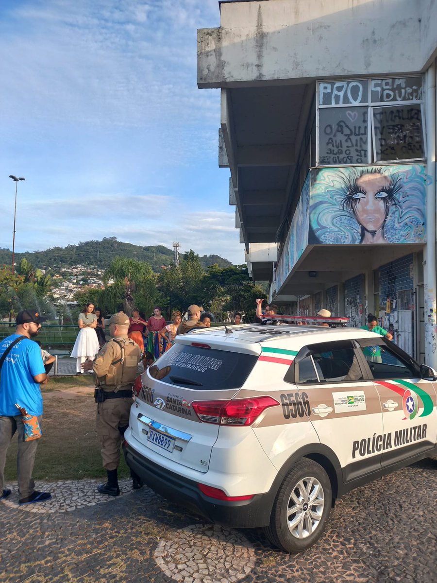 Na tarde do último domingo (22), uma aula de Maracatu do grupo Arrasta Ilha, que ocorre há 20 anos, 15h às 17h, na UFSC, foi interrompida pela Polícia Militar, por conta de uma denúncia baseada na “perturbação do sossego”. A atividade era aberta à comunidade.