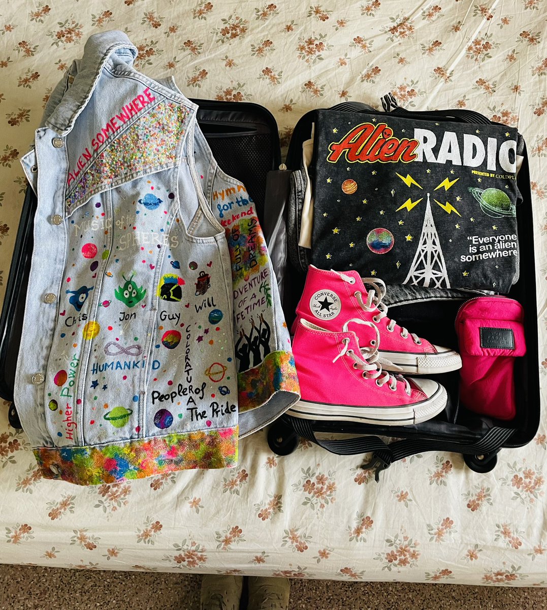 Cristina_pina_'s tweet photo. Preparing the suitcase to leave for Barcelona, the time has come to live the best concert in the world, Coldplay please sign my vest? Nerves on the surface, see you on the 24th 🫶🏻
#ColdplayBarcelona 
#Coldplay #Coldplayxtra https://t.co/se7FzTEk7P