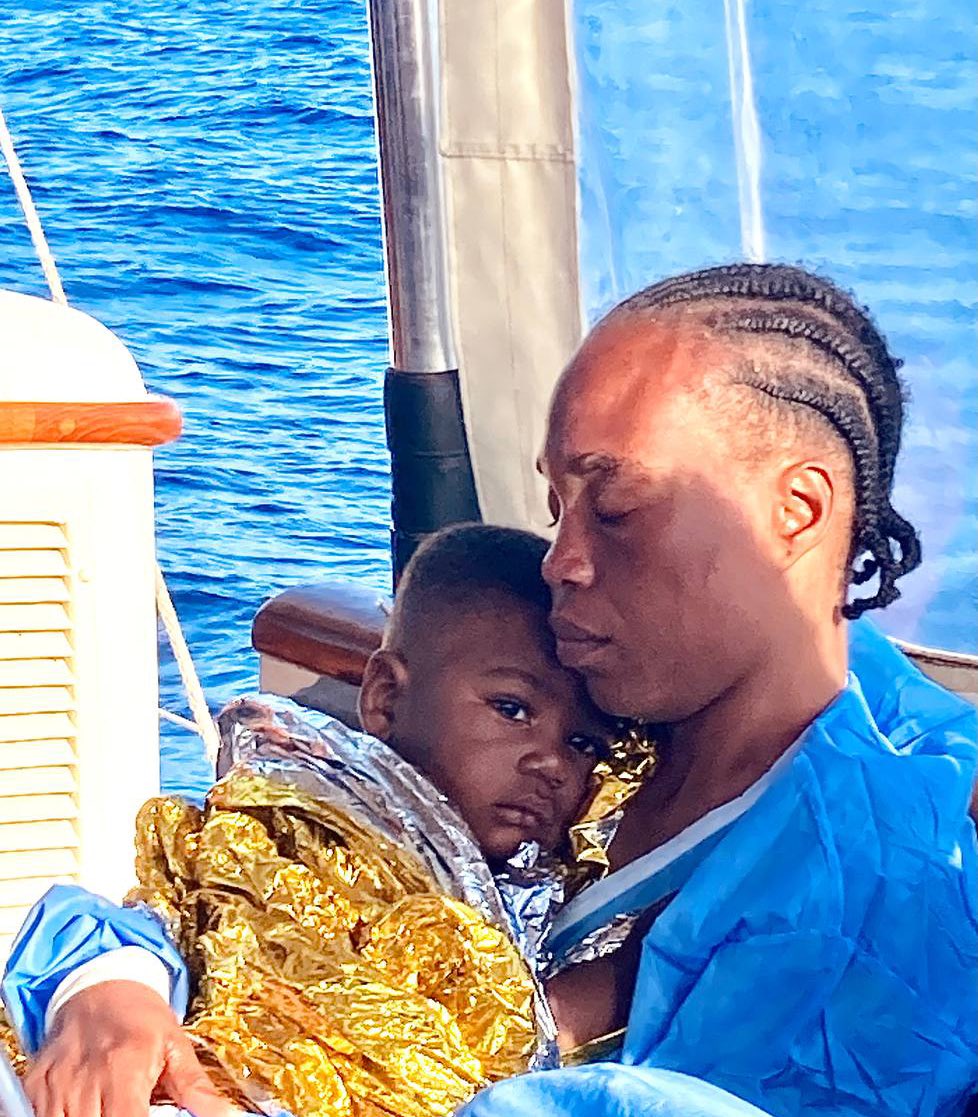 Que el racismo solo nos escandalice cuando afecta a ricos y famosos pero jamás con los pobres nos define como sociedad. No nacemos odiando por el color de la piel, igual que aprendemos a odiar deberíamos enseñar a respetar.