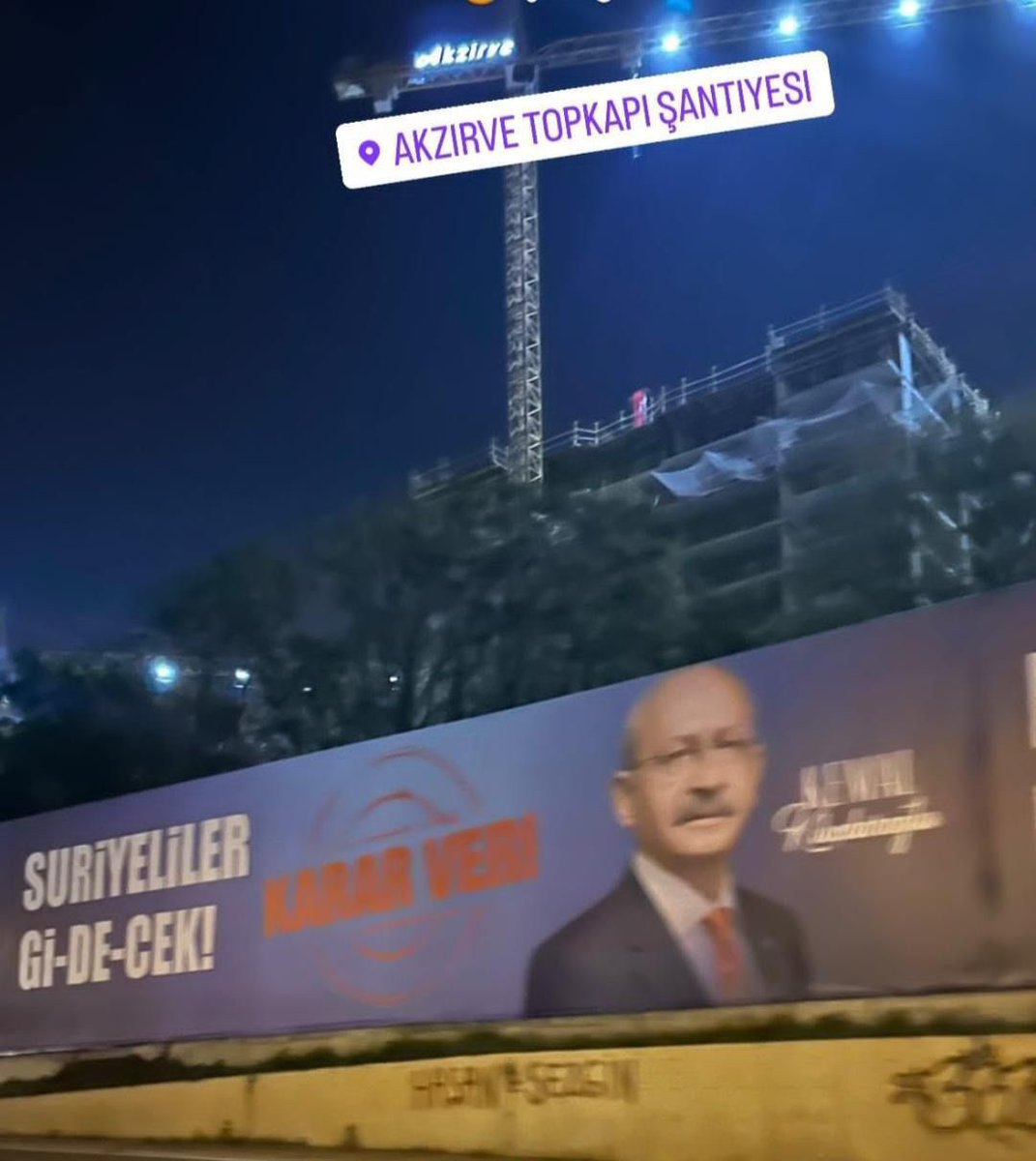 Ahmad___Kanjo's tweet photo. Suriyelilere karşı yazılan ırkçı ifadeleri İstanbul'daki en büyük projelerden birinin yanına yerleştirdiler.   Bu proje, Suriyeli bir işadamına ait olup, yüzlerce Türk işçiyi ve çalışanı istihdam etmektedir, üstelik deprem mağdurları için 30.000.000 t (1,591,000 $) bağışta bulunmuştur.   Bu doğrultuda, sadece mülteciler değiliz, biz iş adamları, yatırımcılar, doktorlar ve mühendisleriz... Bu ülkenin aktif üyeleriyiz.
